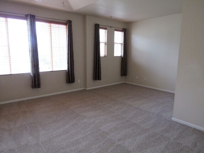 Building Photo - Immaculate Upscale Townhome in fantastic location in Arvada