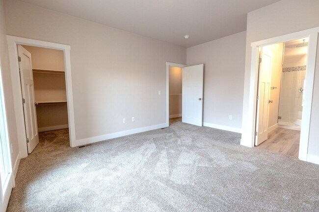 Building Photo - Beautiful 3 Bed/ 2 1/2 Bath Townhomes