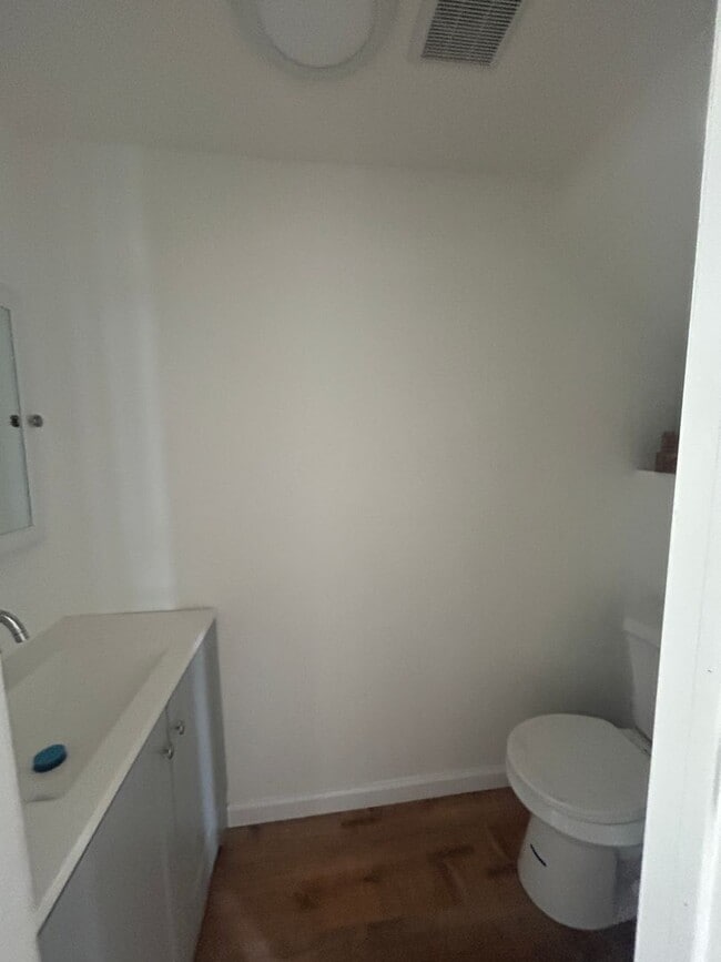 Building Photo - Gorgeous 3 bedroom 1 1/2 bathroom Single F...