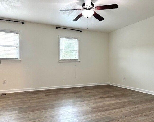 Building Photo - LIVE IN THE HEART OF FOREST ACRES