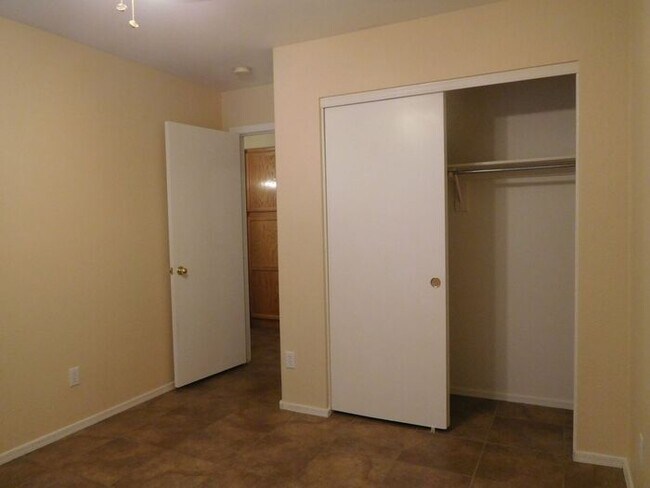 Building Photo - Lovely 4-bedroom, 2-bathroom home located ...