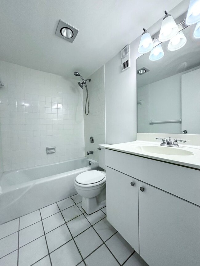 Building Photo - 55+ Community 2/2, Free Water, Pool, Exercise Room