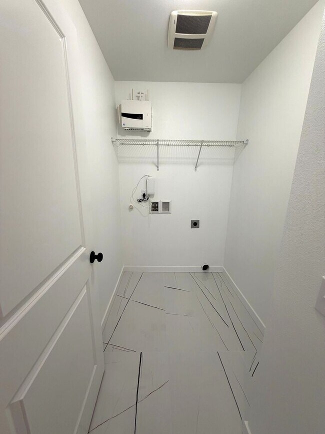 Building Photo - Newly remodeled 4 bedrrom 2.5 bathroom