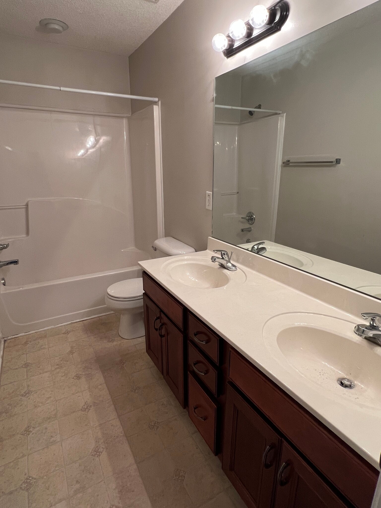 Building Photo - 450 Winding Bluff Way