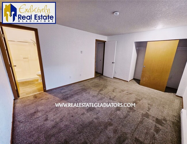 Building Photo - Pet Friendly Two Bedroom/Two Bathroom Cond...