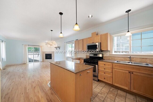 Building Photo - Amazing Eastmoreland Home Near Sellwood wi...
