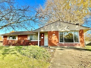 Building Photo - 10 Willow Dr