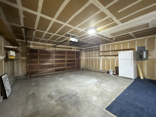 Building Photo - Charming Single-Level Home with Multiple Living Areas and Spacious Backyard Retreat