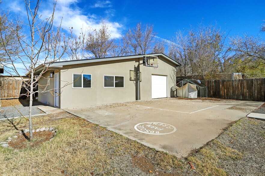 Guest house and garage - 1150 La Vega Rd