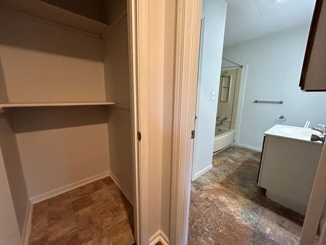 Building Photo - 1 Bedroom, 1 Bath Apartment at the Brooksi...