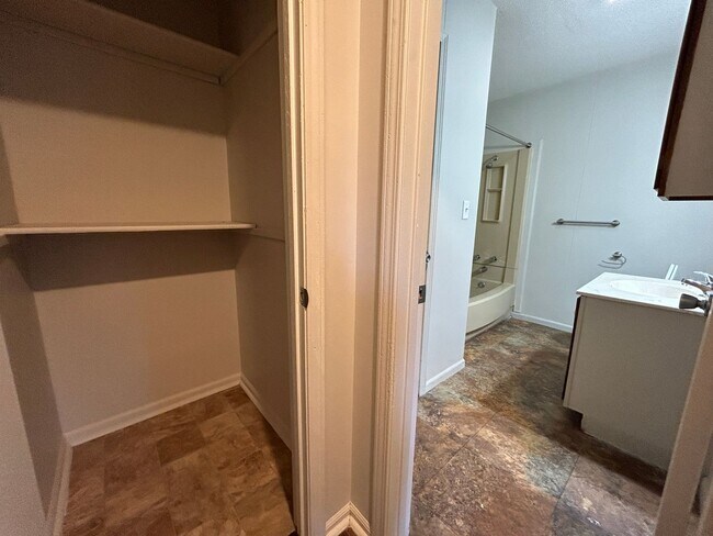 Building Photo - 1 Bedroom, 1 Bath Apartment at the Brookside Apartments!