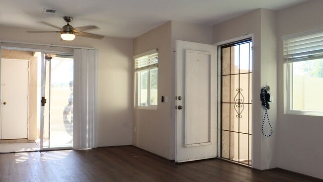 Building Photo - Beautiful 3 bedrooms corner unit condo located in Poway.