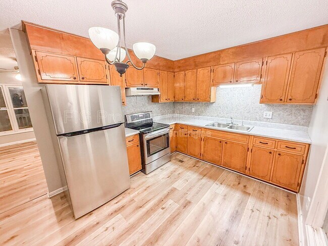 Building Photo - 811 Castleview Cir