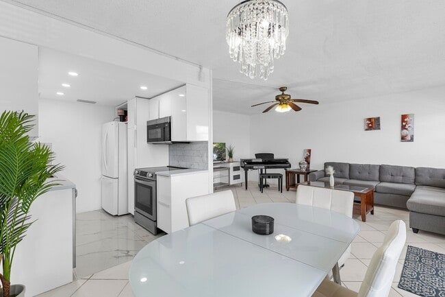 Building Photo - 3028 Harwood D