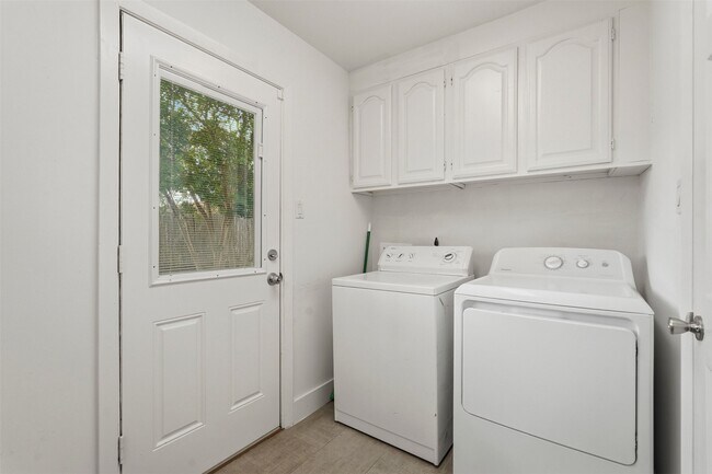 Building Photo - 1219 Wisterwood Dr