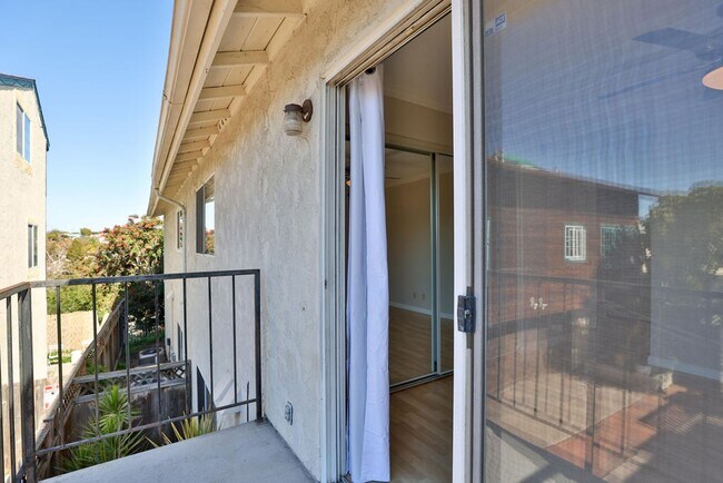 Building Photo - Talmadge : spacious 2 bed, 2 ba top floor condo