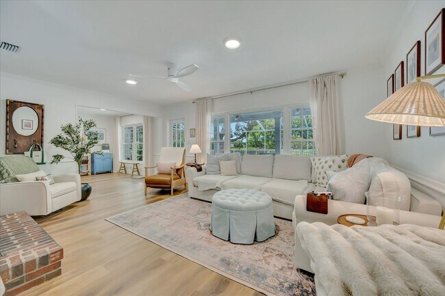 Building Photo - Luxury 5 Bed/4 Bath Pool Home on a Golf Course in Central Sarasota