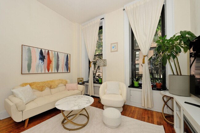 Building Photo - 120 E 40th St