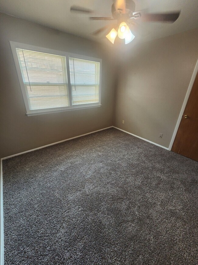 Building Photo - 3 bed 2 bath home, 2 car garage