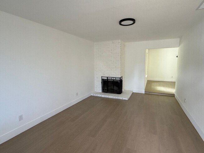 Building Photo - 401-403 Elizabeth Way