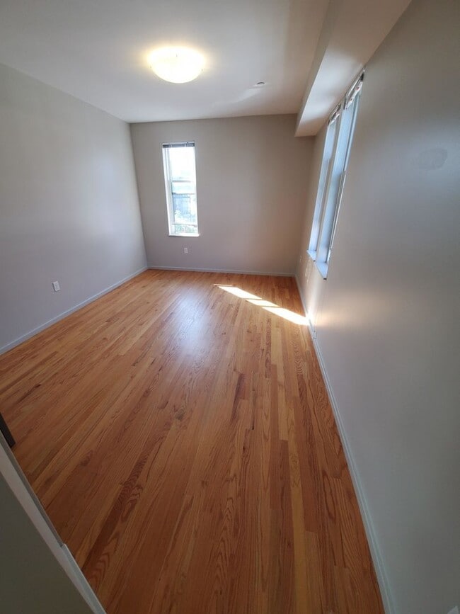 Building Photo - 56 Glenville Ave