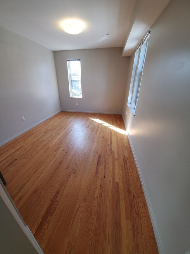 Building Photo - 9/1 Huge, modern 5BR/2.5BA w/parking, AC, w/d in unit!