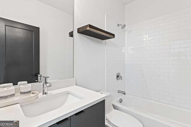 Building Photo - 2424 Memorial Dr SE