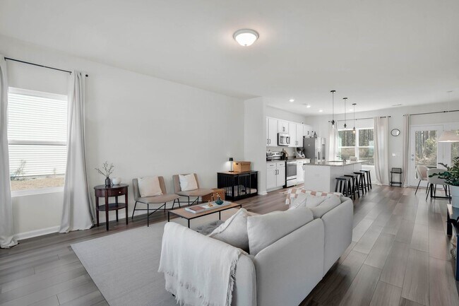 Building Photo - Bright & Welcoming 5-Bedroom Home in Richmond Hill, GA