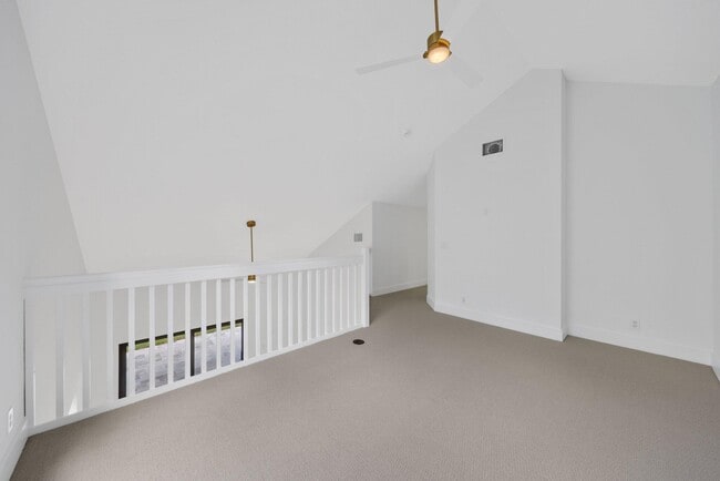 Building Photo - 542 Canoe Point