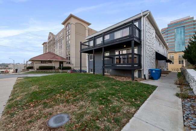 Building Photo - SUMMIT 46