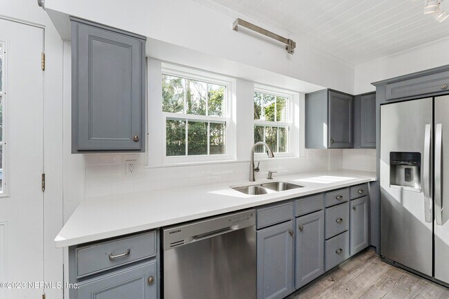 Building Photo - 1058 Beach Ave