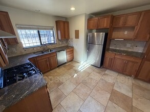 Building Photo - 921 Dartmouth Dr NE