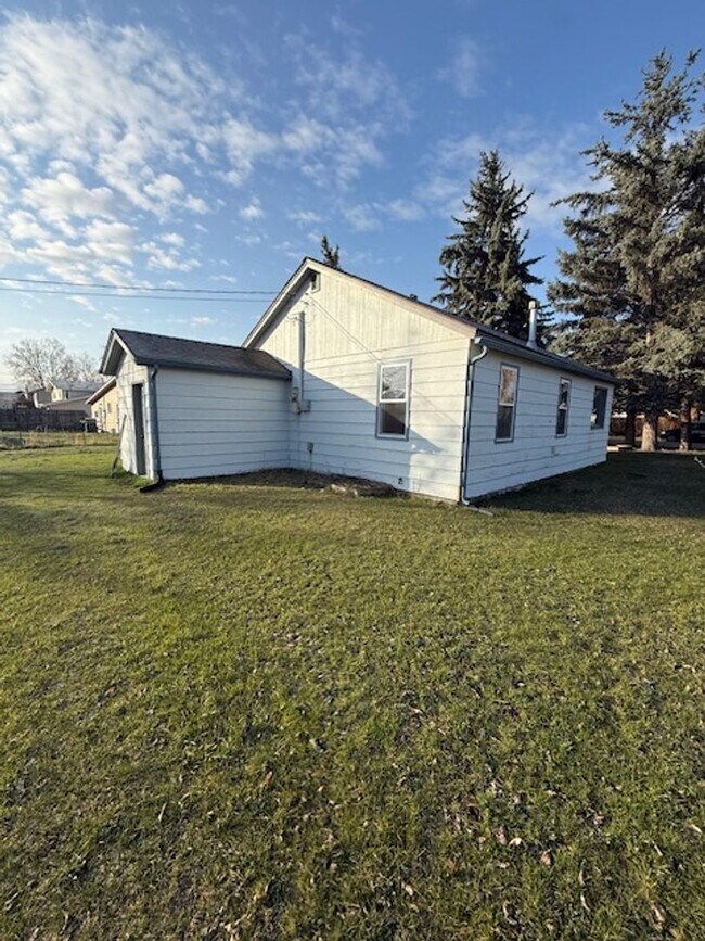Building Photo - Newly Renovated 2-Bedroom Home – Pet Friendly!