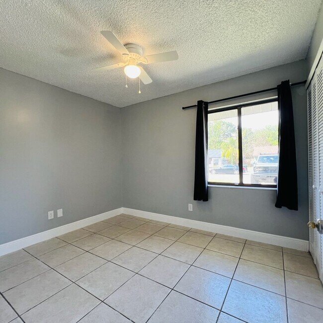 Building Photo - UCF Duplex