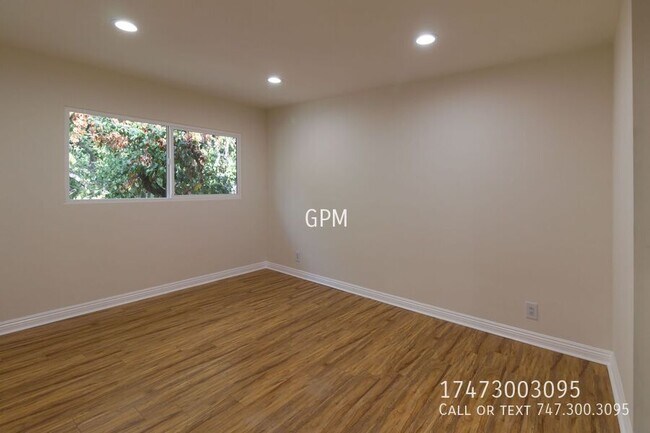 Building Photo - 12828 Oxnard St