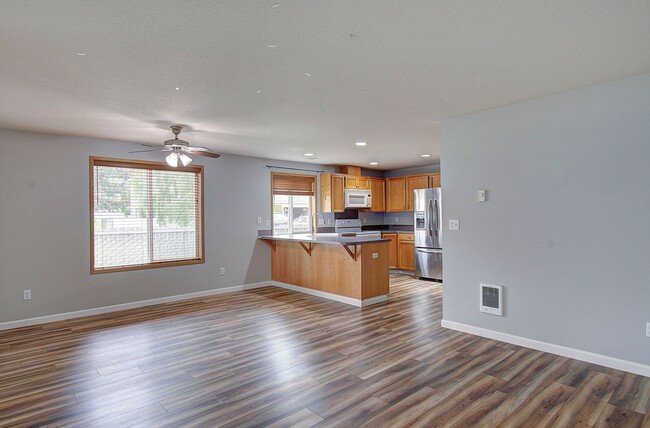 Building Photo - Welcome to this charming 2 bedroom, 2 bath...