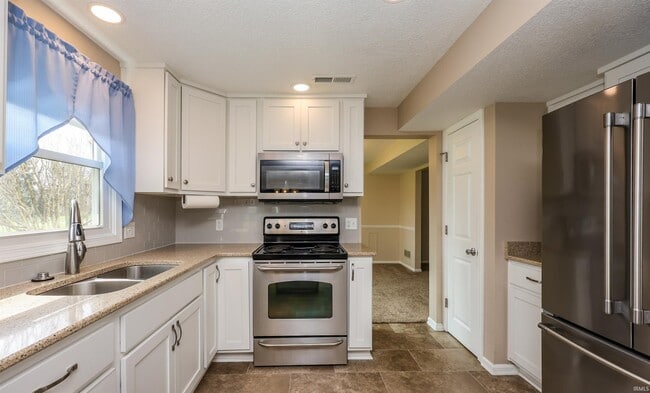 Building Photo - 7104 Tanbark Ln