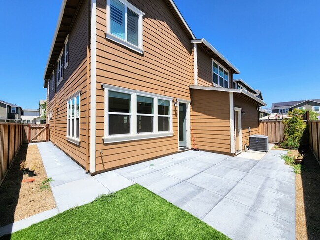Building Photo - 4 Bedroom Home in W Section