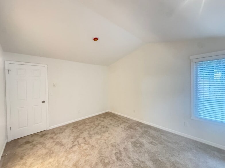 Building Photo - Completely Remodeled!!!