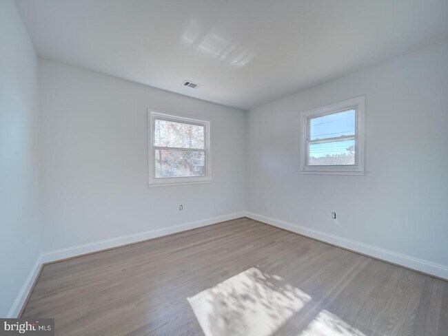 Building Photo - 2303 W Longview Dr