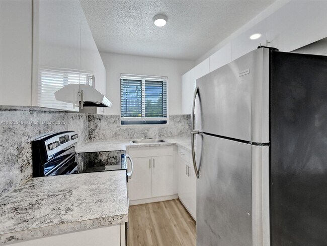 Building Photo - 114 SE 8th St