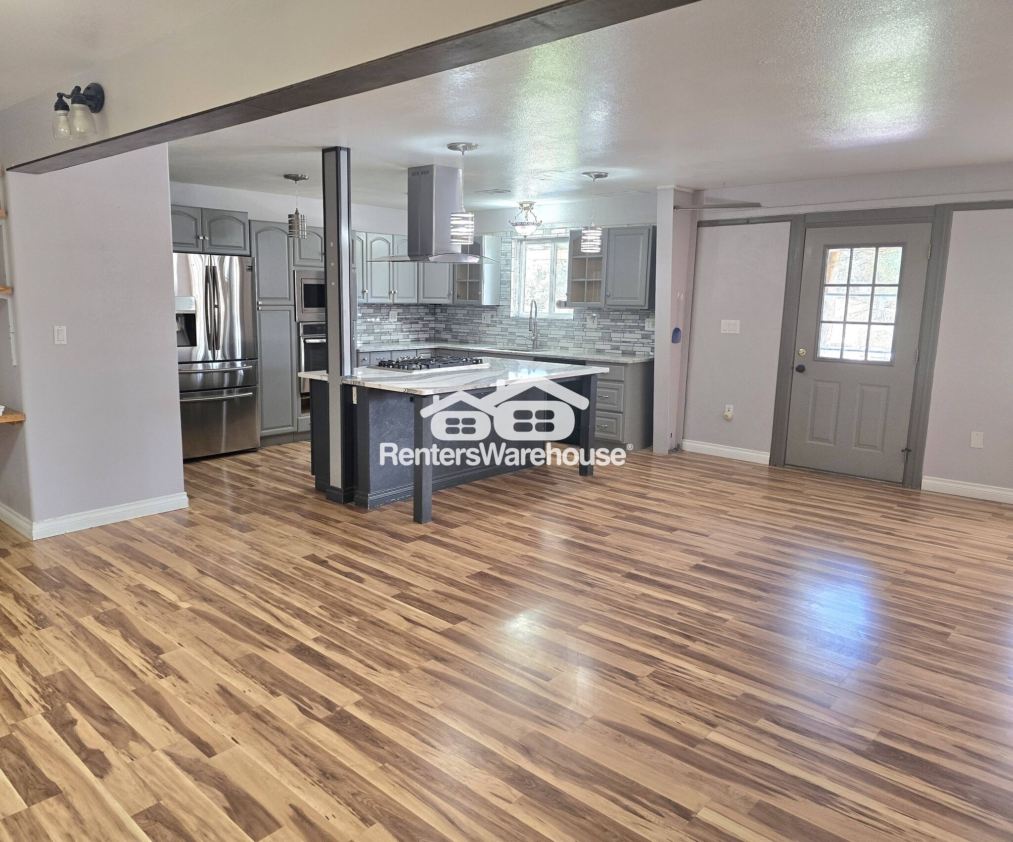 Building Photo - 999 Castlewood Dr