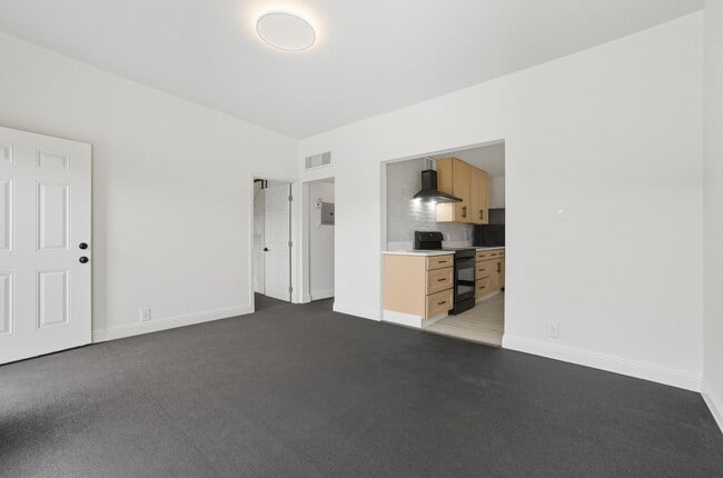 Building Photo - Fully Remodeled 2BR with Modern Upgrades &...