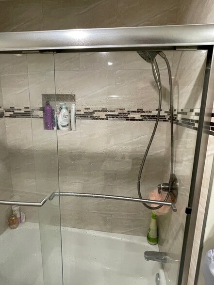 hand held shower - 7522 Fountain Ave