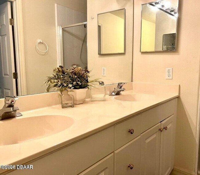 Building Photo - 129 Blue Heron Dr