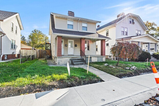 Primary Photo - 2876 Indianola Ave