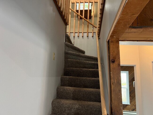 Building Photo - Beautifully updated 3 bedroom 1 bath duple...