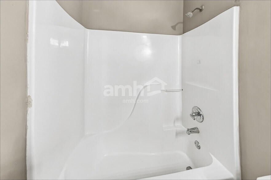 Building Photo - 1300 Wilkes Crest Dr