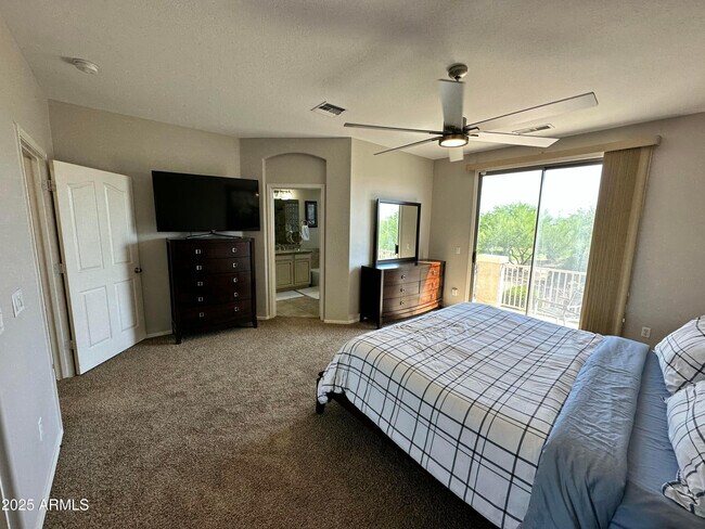 Building Photo - 4831 E Robin Ln