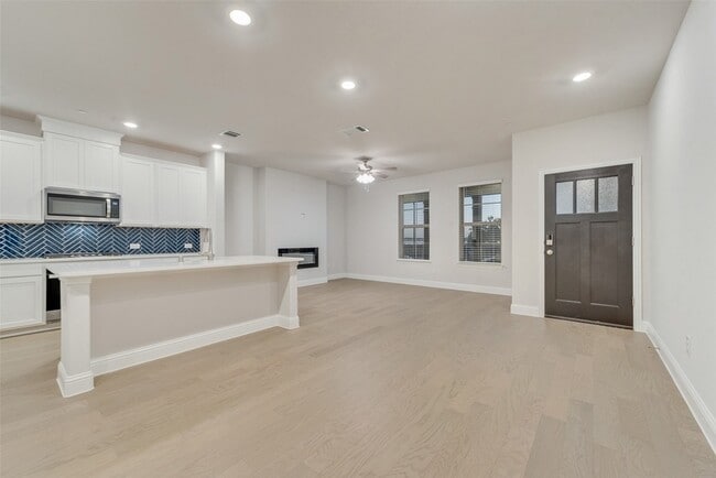 Building Photo - 7853 Sunset Blvd